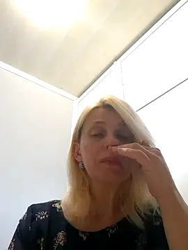 Snapshot of MiaLove183 chatting on May 23, 10:52 am MiaLove183 online show from May 23, 10:52 am