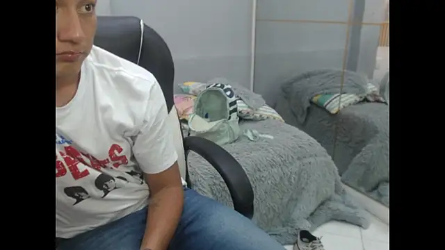 Snapshot of DominantBoy4 chatting on April 29, 9:32 pm DominantBoy4 online show from April 29, 9:32 pm