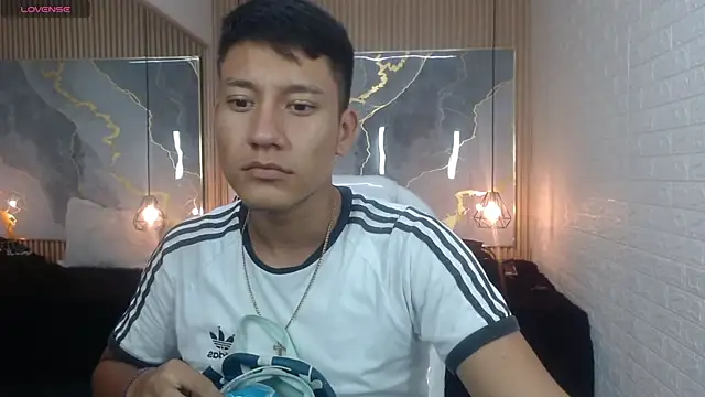 Snapshot of DominantBoy4 chatting on May 5, 8:06 pm DominantBoy4 online show from May 5, 8:06 pm