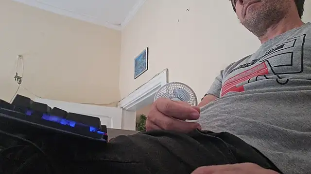 Sueliton2 online show from April 2, 11:08 am