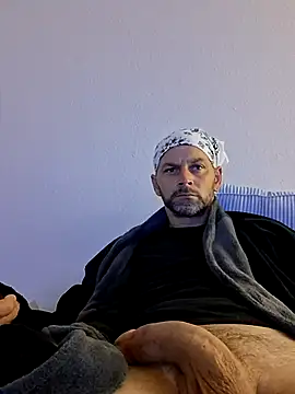 Snapshot of middickstroking chatting on May 27, 7:27 am middickstroking online show from May 27, 7:27 am