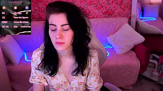 Snapshot of CurleyBlueEyes chatting on March 25, 1:50 pm CurleyBlueEyes online show from March 25, 1:50 pm