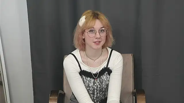 JuleeDutil online show from March 24, 5:01 am