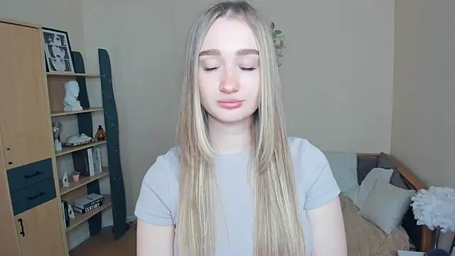 Snapshot of VioletteClaire chatting on May 24, 7:57 am VioletteClaire online show from May 24, 7:57 am