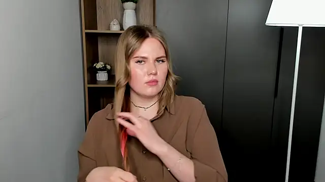 PaulinaBigley online show from April 1, 1:41 pm