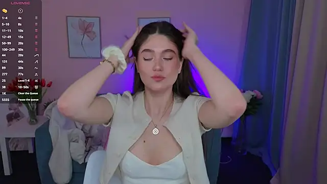 Snapshot of SunnyBloss chatting on April 5, 8:06 pm SunnyBloss online show from April 5, 8:06 pm