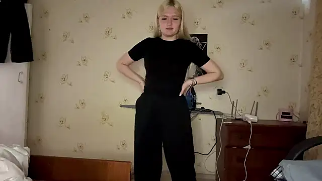 Sophia Blonde online show from May 17, 6:15 pm
