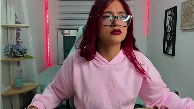 Snapshot of Sara_Red_X chatting on June 6, 3:22 am Sara Red X online show from June 6, 3:22 am