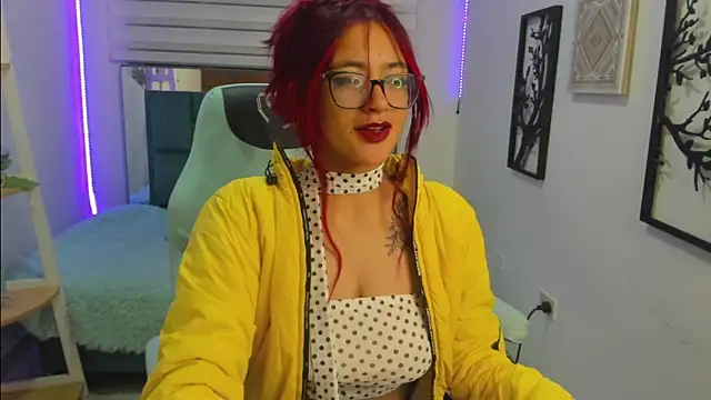 Snapshot of Sara_Red_X chatting on June 7, 4:05 am Sara Red X online show from June 7, 4:05 am