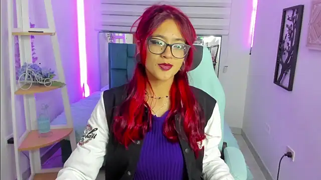 Snapshot of Sara_Red_X chatting on June 10, 3:18 am Sara Red X online show from June 10, 3:18 am