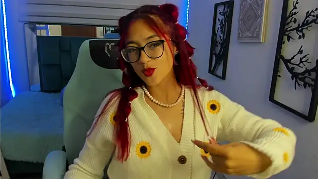 Snapshot of Sara_Red_X chatting on June 14, 3:19 am Sara Red X online show from June 14, 3:19 am