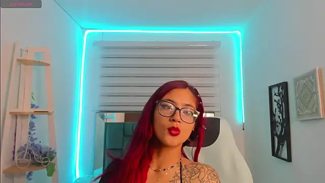Snapshot of Sara_Red_X chatting on June 16, 3:42 am Sara Red X online show from June 16, 3:42 am