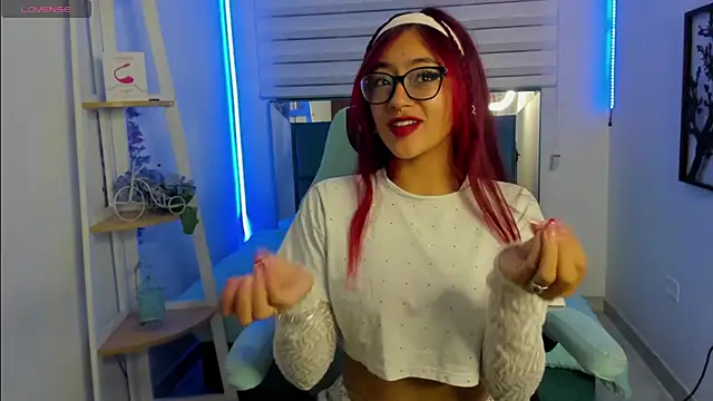 Snapshot of Sara_Red_X chatting on June 17, 3:31 am Sara Red X online show from June 17, 3:31 am