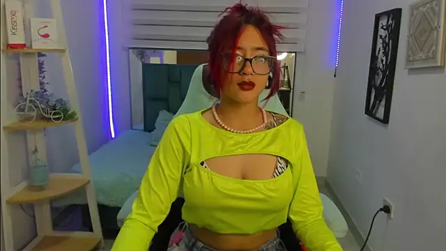 Snapshot of Sara_Red_X chatting on June 22, 3:25 am Sara Red X online show from June 22, 3:25 am