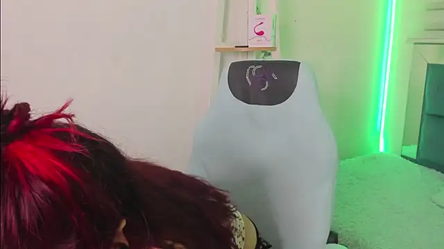 Snapshot of Sara_Red_X chatting on June 25, 6:40 am Sara Red X online show from June 25, 6:40 am