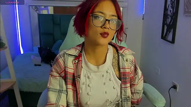 Snapshot of Sara_Red_X chatting on July 7, 7:23 am Sara Red X online show from July 7, 7:23 am