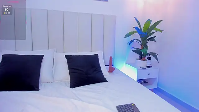 Snapshot of Megan_Brunette2 chatting on April 5, 11:13 pm Megan Brunette2 online show from April 5, 11:13 pm