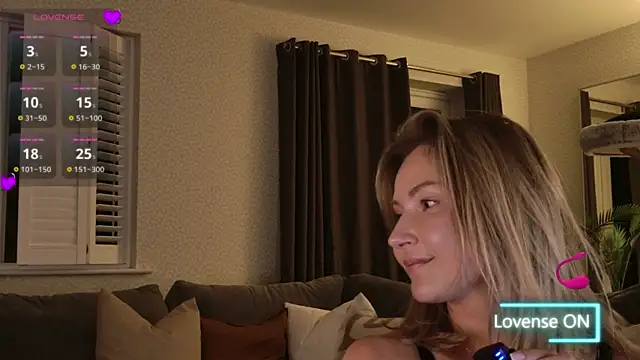 Snapshot of WhereisAlice chatting on March 28, 1:49 am WhereisAlice online show from March 28, 1:49 am