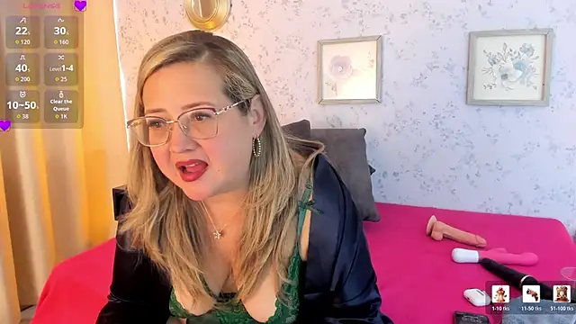 Martinacurvy  online show from May 11, 2:56 pm
