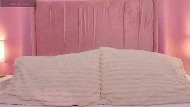 Snapshot of MoollyLove chatting on April 17, 12:08 pm MoollyLove online show from April 17, 12:08 pm