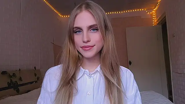 Snapshot of EveCoutch chatting on March 31, 12:05 pm EveCoutch online show from March 31, 12:05 pm