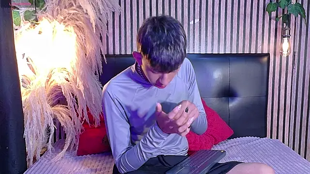 Snapshot of Tommy_Fox chatting on April 8, 12:49 pm Tommy Fox online show from April 8, 12:49 pm