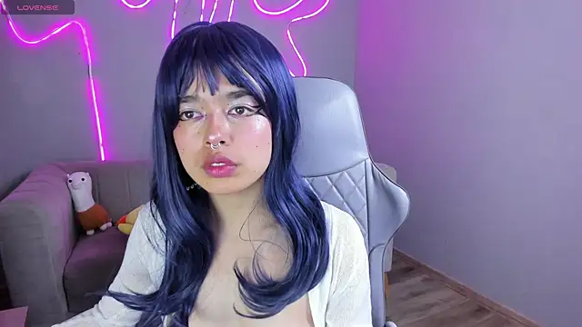 Snapshot of Saphyralux chatting on June 4, 10:27 pm Saphyralux online show from June 4, 10:27 pm