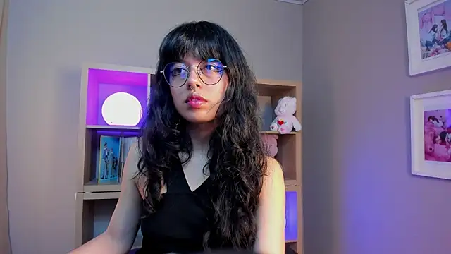 Snapshot of Saphyralux chatting on June 27, 4:50 am Saphyralux online show from June 27, 4:50 am