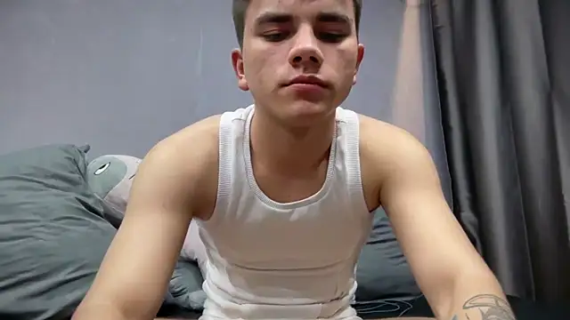 Snapshot of MaxWoolf chatting on April 3, 2:26 pm MaxWoolf online show from April 3, 2:26 pm