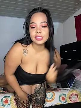 Snapshot of lunaa_love chatting on April 21, 1:18 am lunaa love online show from April 21, 1:18 am
