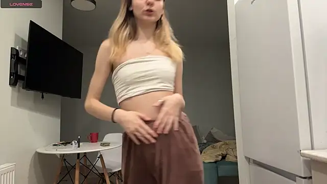 Snapshot of Peachy_keens chatting on April 2, 5:43 pm Peachy keens online show from April 2, 5:43 pm