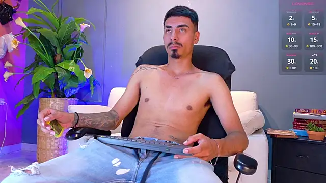 Axel saenzz online show from July 4, 1:28 pm
