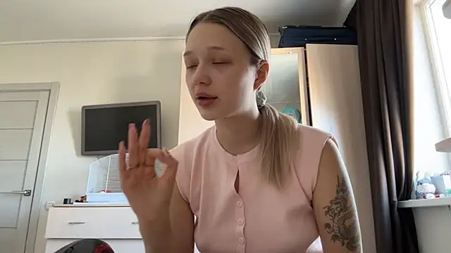 KazukoChristie online show from March 30, 6:36 am