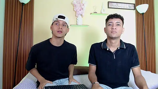 Snapshot of TwoHotTrouble_ chatting on March 31, 9:26 pm TwoHotTrouble online show from March 31, 9:26 pm