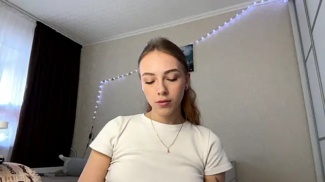 Snapshot of EvaMerci chatting on March 30, 7:31 am EvaMerci online show from March 30, 7:31 am