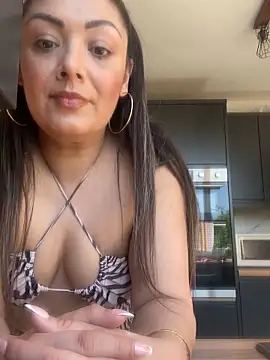 AmeliaUK online show from April 7, 11:43 am