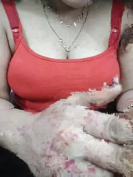 Snapshot of Your_Mommy_003 chatting on April 3, 8:51 pm Your Mommy 003 online show from April 3, 8:51 pm