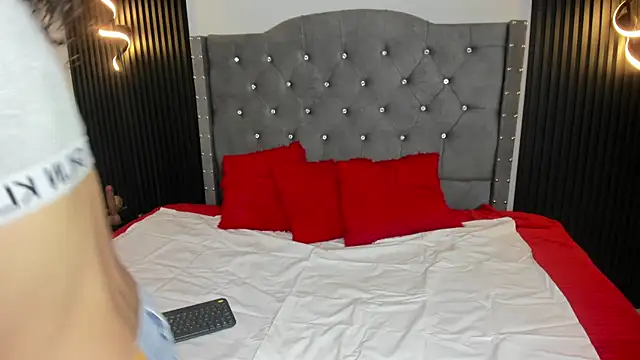 Skylee and Violet online show from May 20, 7:53 pm