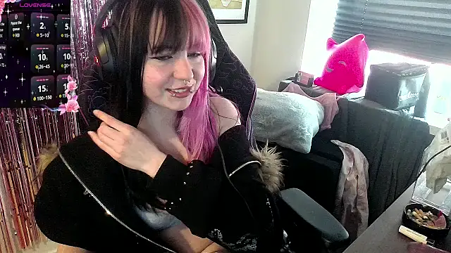 Snapshot of CutieTracer chatting on April 26, 1:42 pm CutieTracer online show from April 26, 1:42 pm