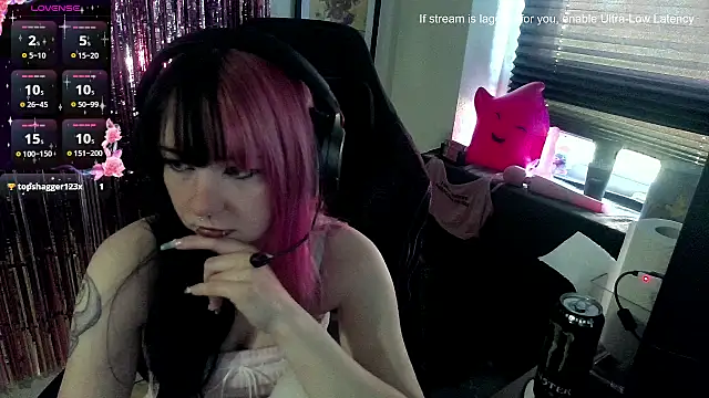 Snapshot of CutieTracer chatting on April 28, 10:20 am CutieTracer online show from April 28, 10:20 am