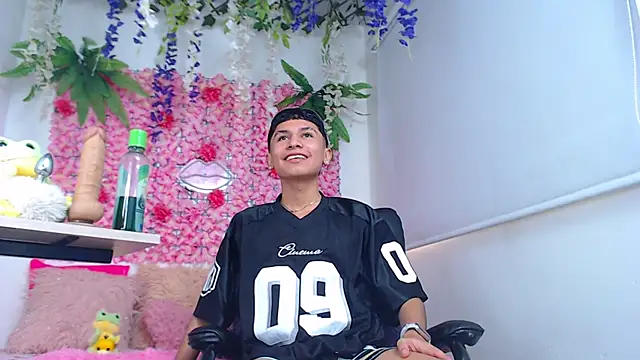 Thiagorincon22 online show from April 2, 9:01 pm