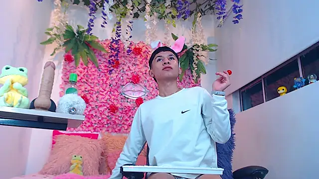 Thiagorincon22 online show from April 5, 2:53 am