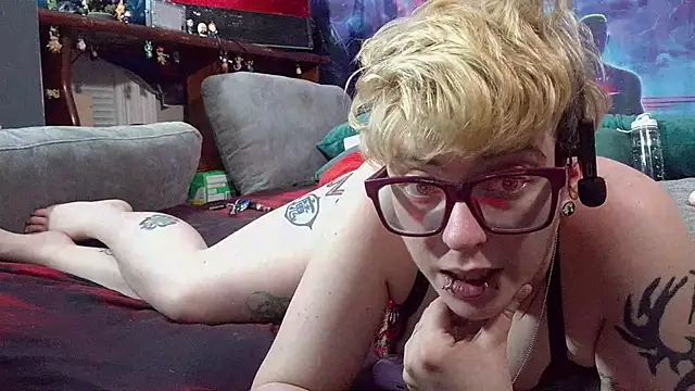 Snapshot of pollypainprincess chatting on April 9, 12:54 am pollypainprincess online show from April 9, 12:54 am