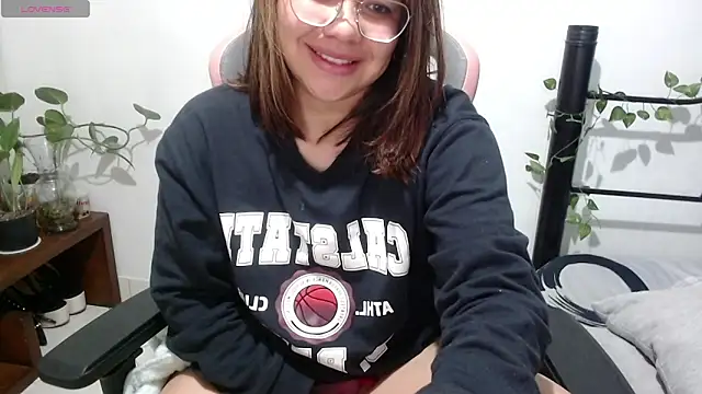 Snapshot of Elfi_333 chatting on June 1, 8:27 am Elfi 333 online show from June 1, 8:27 am