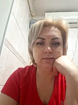 Snapshot of SylvieGold453 chatting on April 1, 5:32 pm SylvieGold453 online show from April 1, 5:32 pm