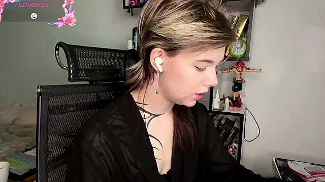 MadalynNosel online show from May 24, 7:02 am