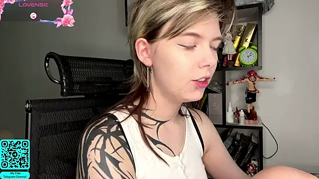 MadalynNosel online show from May 26, 7:04 am