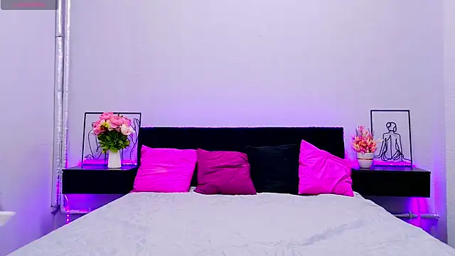 Snapshot of Nika_Vibe chatting on April 4, 1:59 am Nika Vibe online show from April 4, 1:59 am