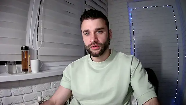 Snapshot of DaddySlava chatting on April 18, 7:29 pm DaddySlava online show from April 18, 7:29 pm