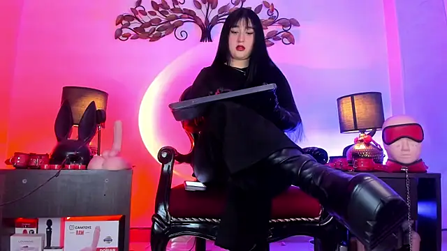Madamedaphne  online show from July 7, 2:43 pm